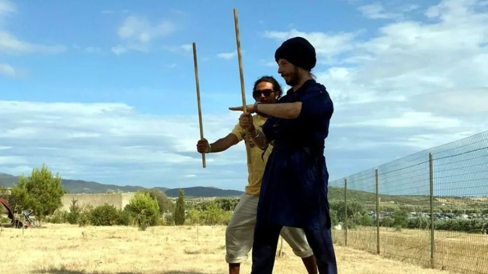 Prima lezione di Gatka a Cagliari con esercizio base tra insegnante e principiante