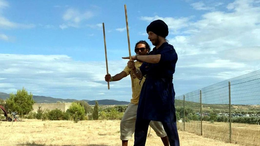 Prima lezione di Gatka a Cagliari con esercizio base tra insegnante e principiante