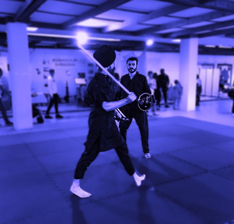Pratica del Gatka con bastone durante allenamento